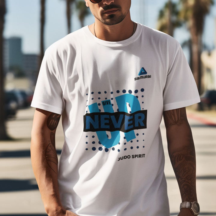 CAMISETA MASCULINA SAMURAI BRANCO NEVER GIVE UP MODELO